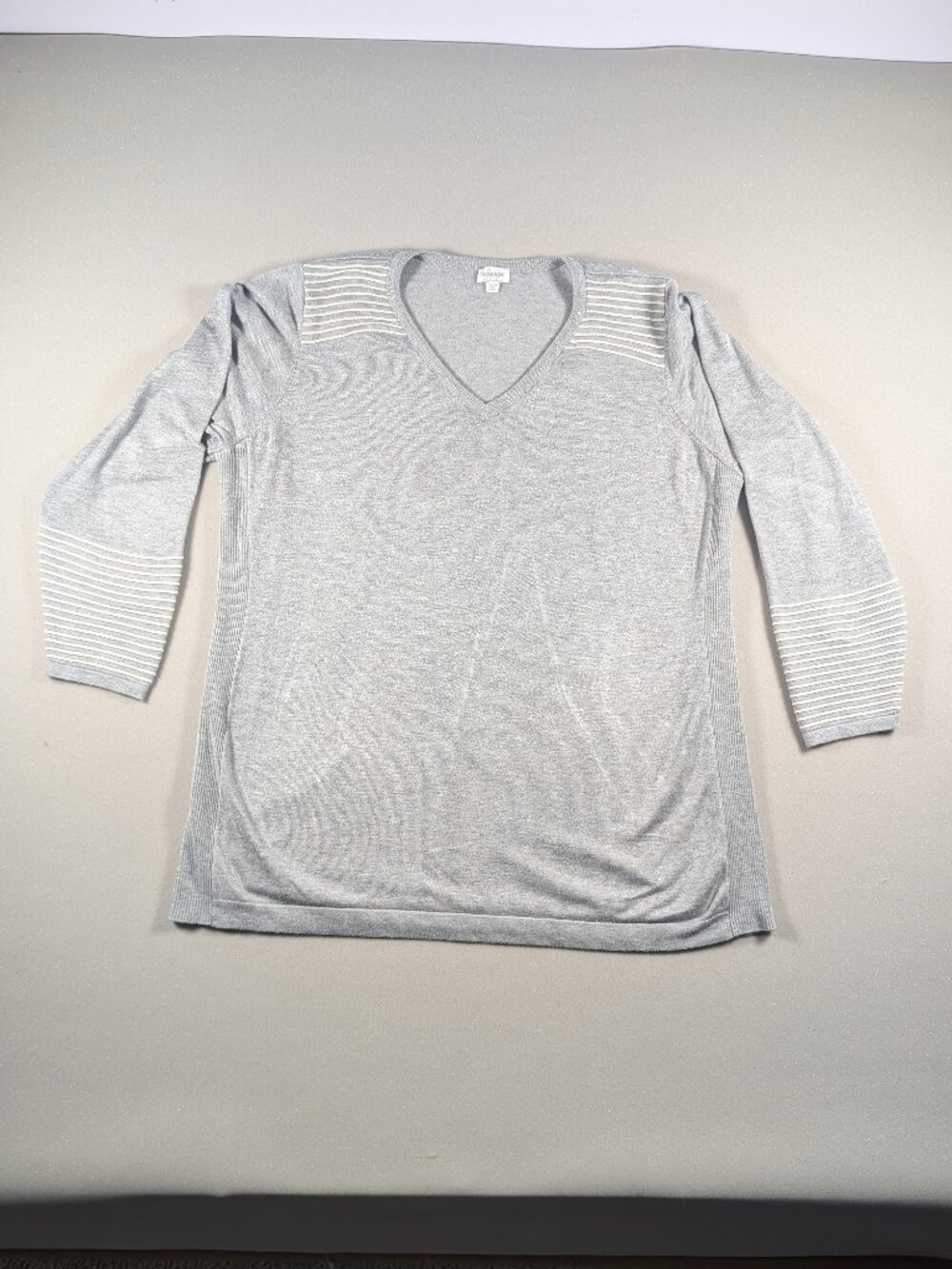 Women's Avenue Gray V Neck Sweater Size 18/20